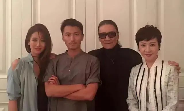 谢婷婷官宣二胎是男孩！一家四口同框太甜，儿女双全太会凑了