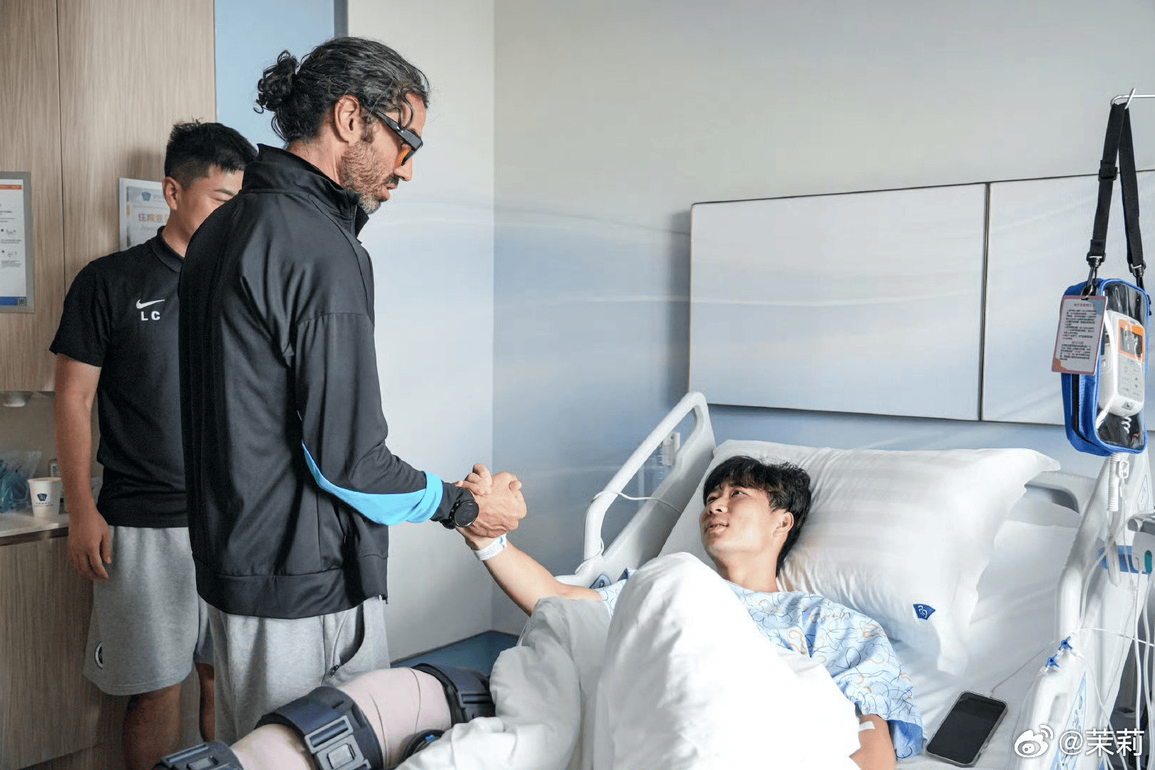 记者：新鹏城要将张昱杰送至曼城进行更专业的康复治疗