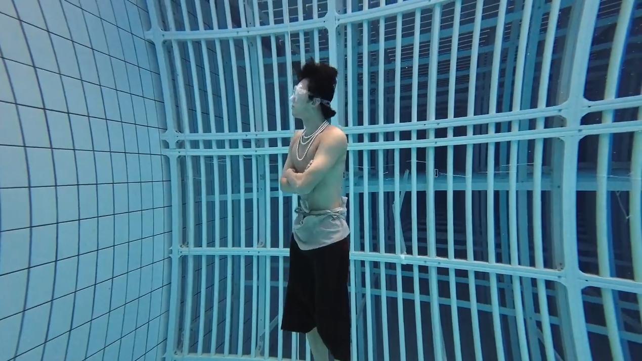 吴磊拍完《东极岛》后拿到了专业潜水证，下一步还想去跳伞