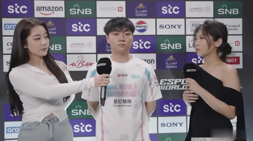 一个人打排位，队友健身竟不见踪影