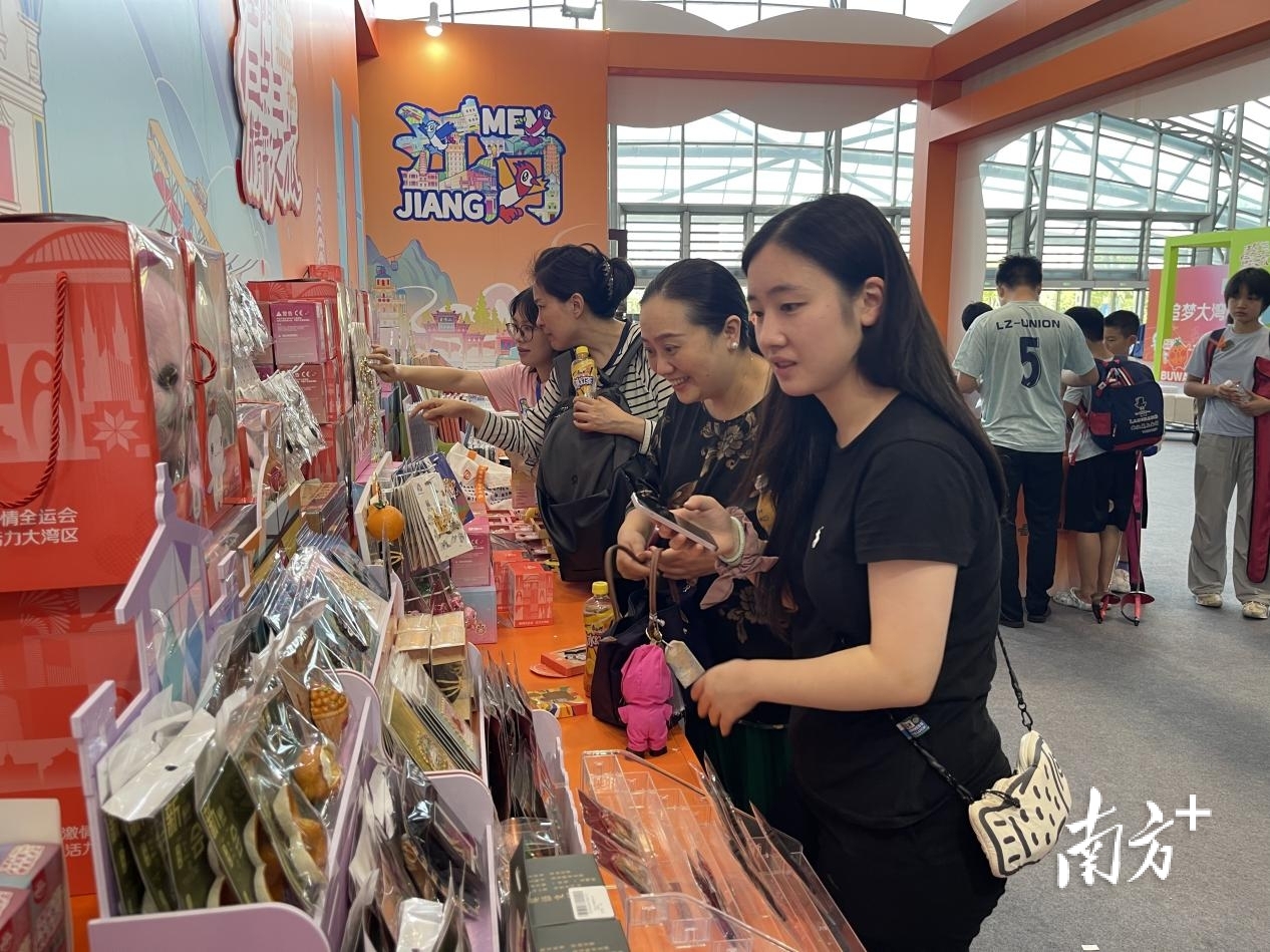 特许商品亮相2025年中国击剑俱乐部联赛全国赛（第三站）侨都文创展区。