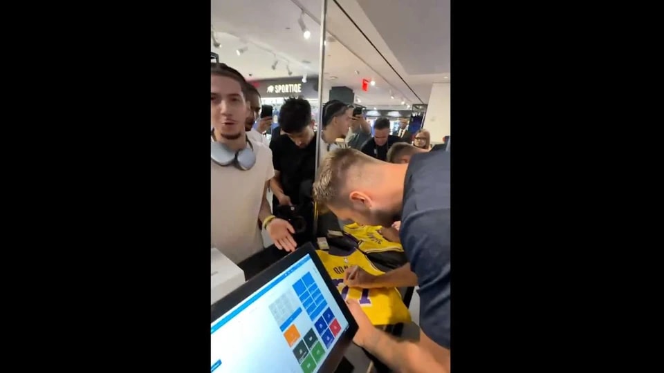 卢卡·东契奇为球迷签名球衣时，妙语连珠，语出惊人