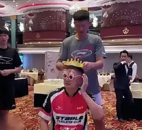 谁留意到周鹏？杜锋生日徐昕要走被拦下，老队长解危机，将帅和好