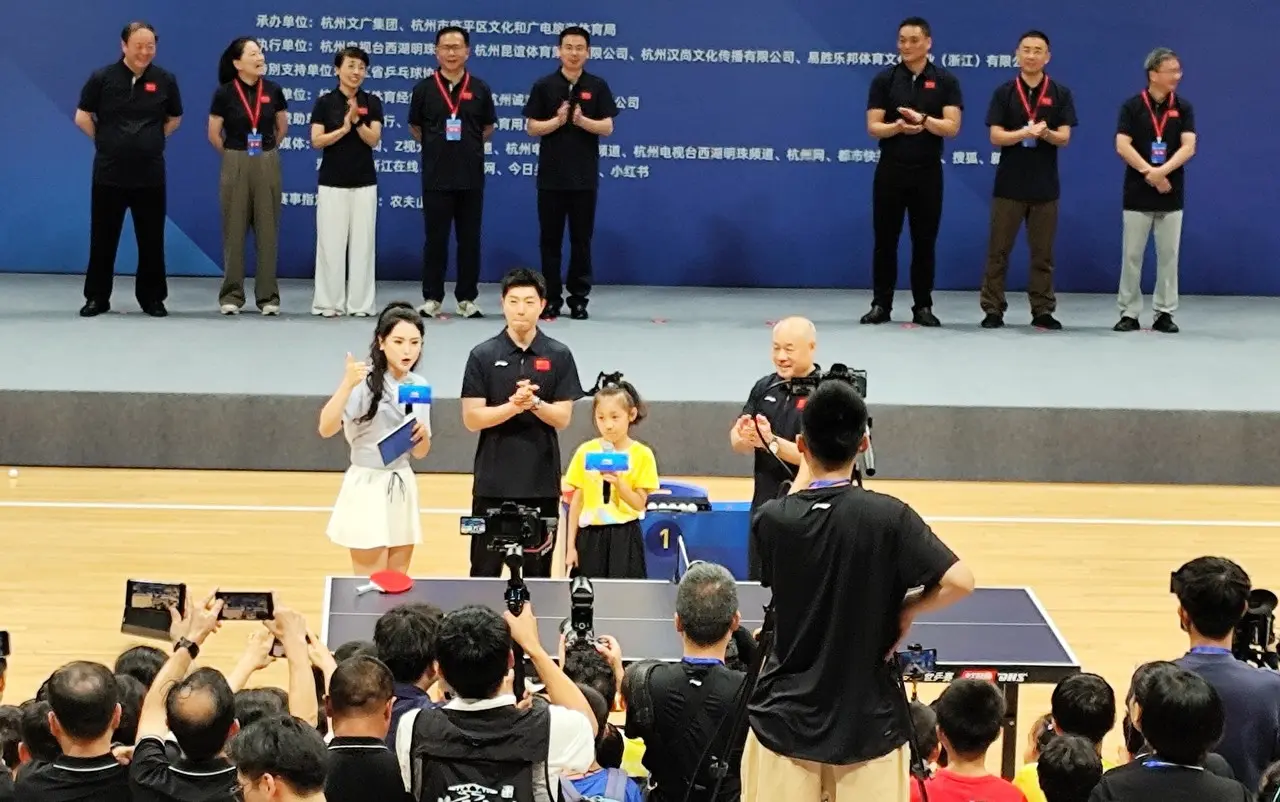 校园新探 | 龙跃童心：马龙开球点燃青少年乒乓球决赛现场