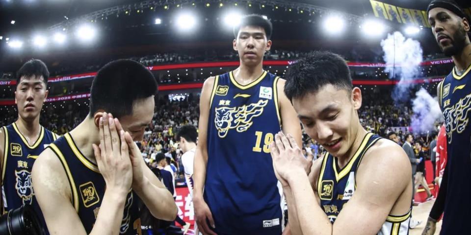 广东男篮没徐杰真不行，徐昕战术地位很痛苦，杜锋外甥做裁判！