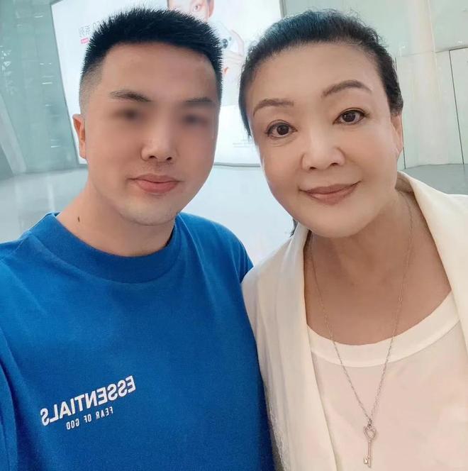 大S生前海量鞋子不知所踪，小S女儿被扒多双同款