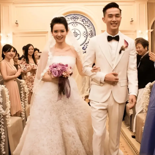 李承铉戚薇出席赛车活动，自称已很久没听过妻子说他帅，得意宣布找到“哄妻新招”