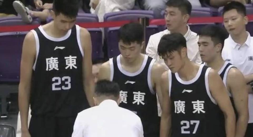 广东男篮没徐杰真不行，徐昕战术地位很痛苦，杜锋外甥做裁判！
