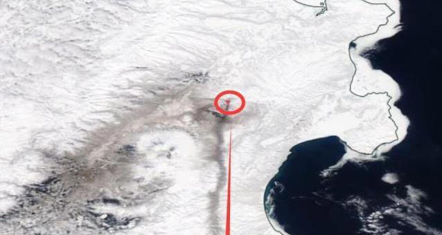 火山突然喷发冲天4000米，灰烬飘193公里，太平洋上空咋办？