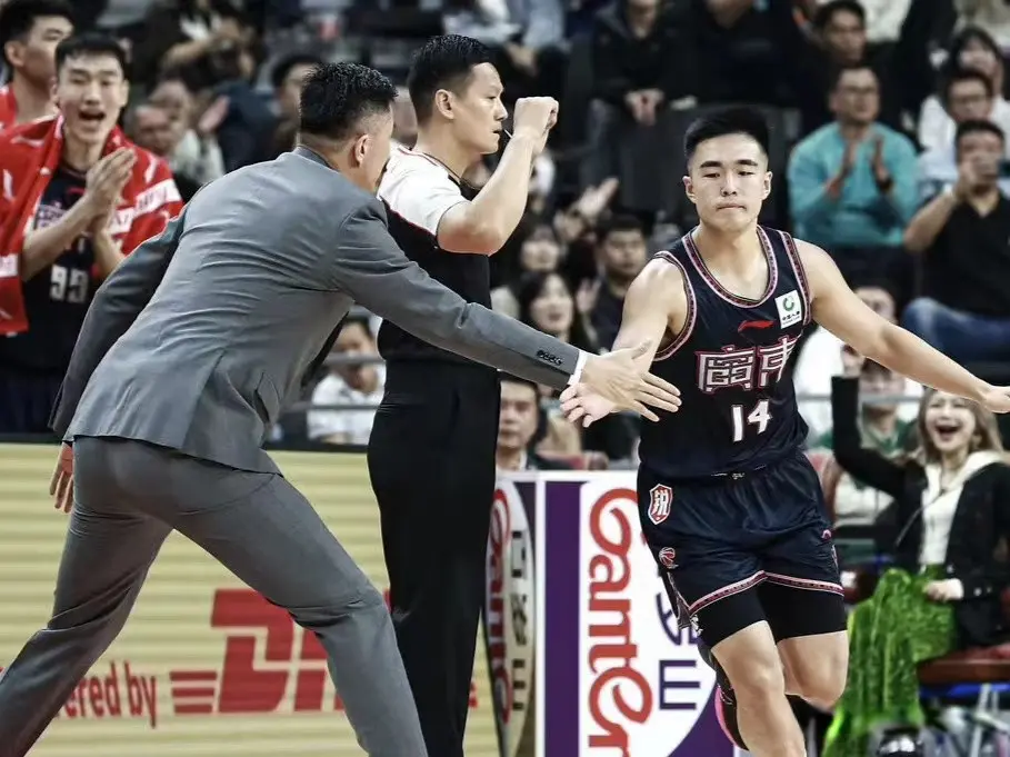 拒绝其他球队报价，张文逸和广东达成一年C类合同续约，杜锋鼓掌
