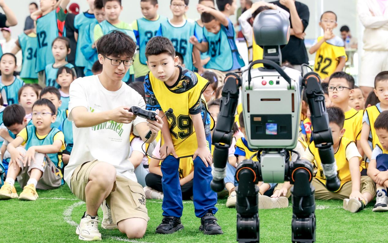 小小少年来到国家速滑馆人形机器人实训基地，解锁科技新体验