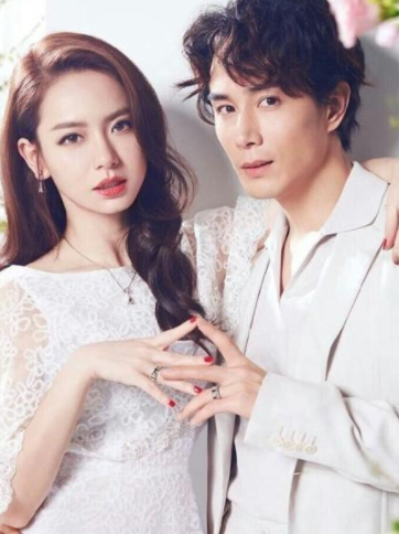 李承铉戚薇出席赛车活动，自称已很久没听过妻子说他帅，得意宣布找到“哄妻新招”