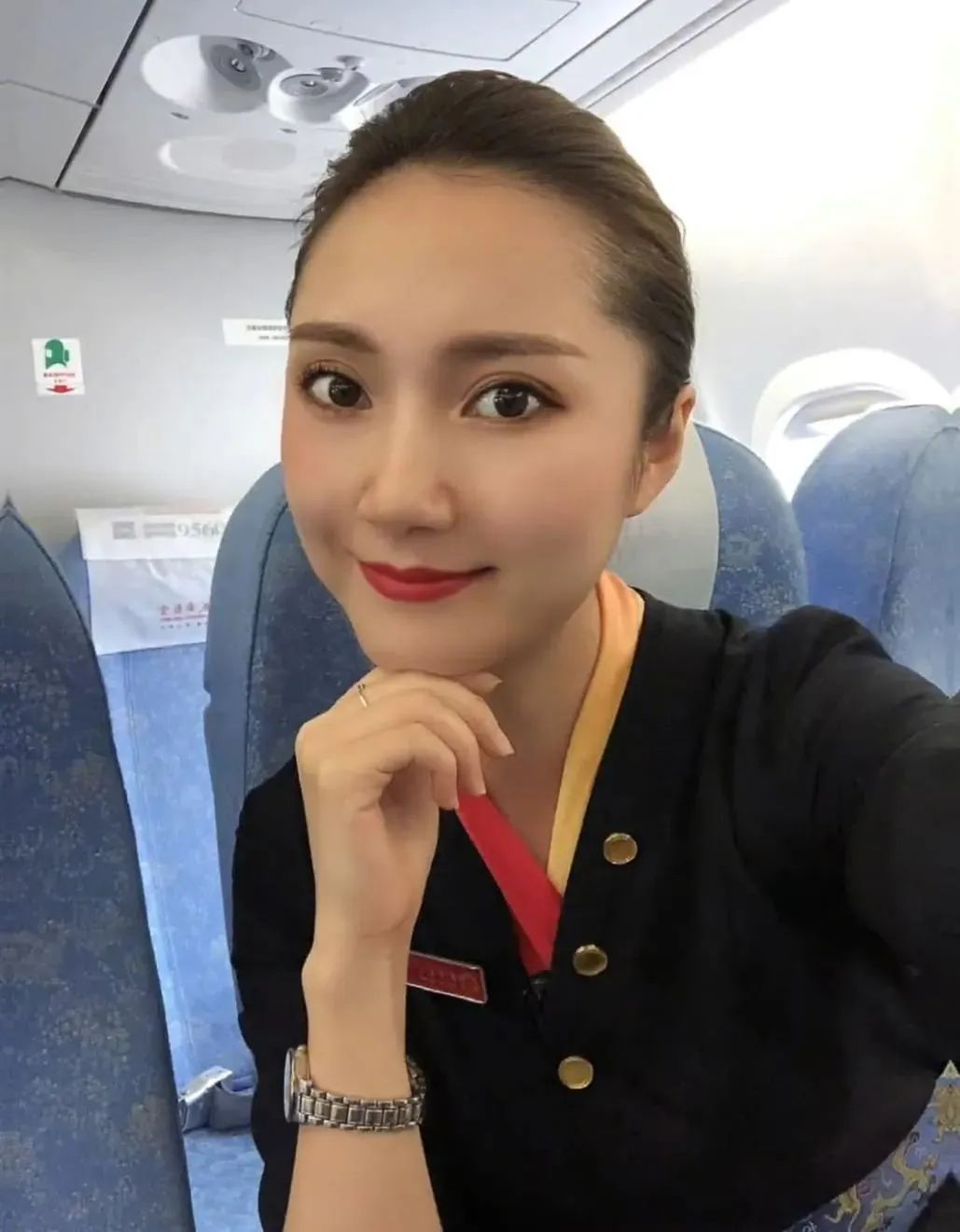 在爱情的世界里，缘分的红线常常以意想不到的方式交织，今天，我们要讲述的，就是一段发生在三万英尺高空的浪漫奇缘。 故事的主人公王蕾，是一位来自四川的空姐，她出生于1991年，是个热情直爽的重庆妹子，在成都航空任职。  一次执飞中，王蕾在头等