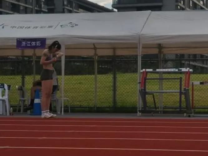 吴艳妮踩场打栏被传手指流血 没打肌贴状态不错期待8月重回巅峰