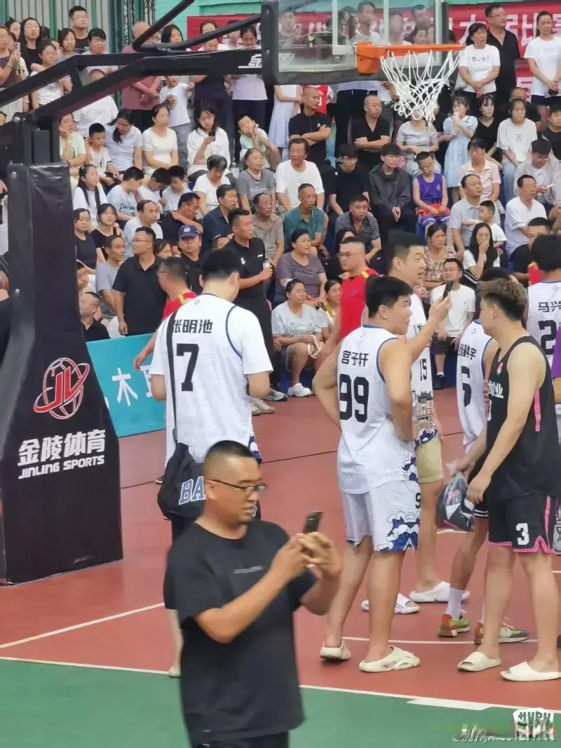 杜锋下狠手，张明池现身野球场，下赛季不会留队了，全力培养徐昕