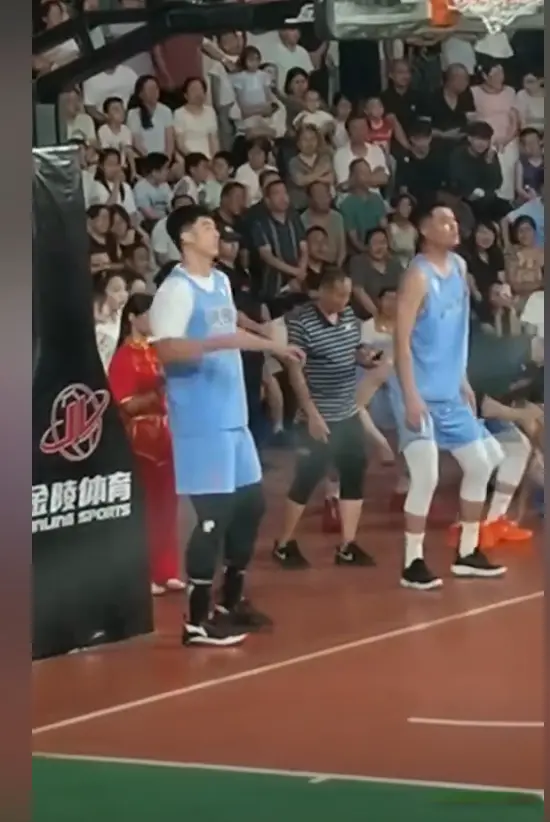 杜锋下狠手，张明池现身野球场，下赛季不会留队了，全力培养徐昕