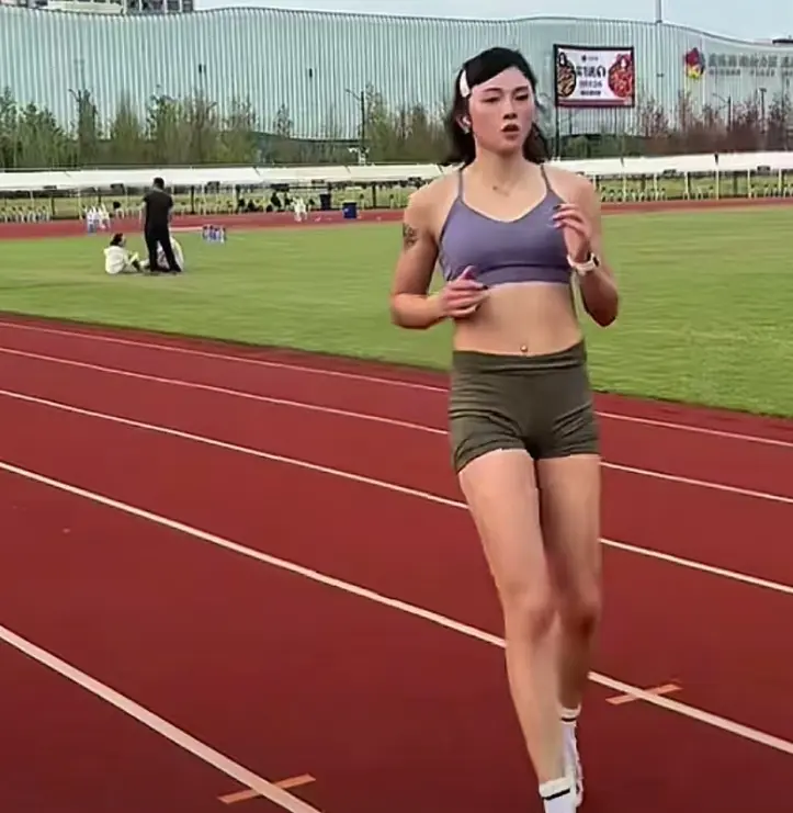 吴艳妮踩场打栏被传手指流血 没打肌贴状态不错期待8月重回巅峰