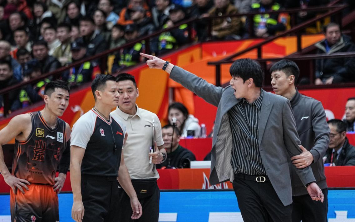 山东今夏首笔签约达成！克里斯成功留队，邱彪能否率队卷土重来？