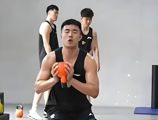 正式确定！广东大学生前锋续约1年 今夏苦练进步巨大 杜锋将重用他