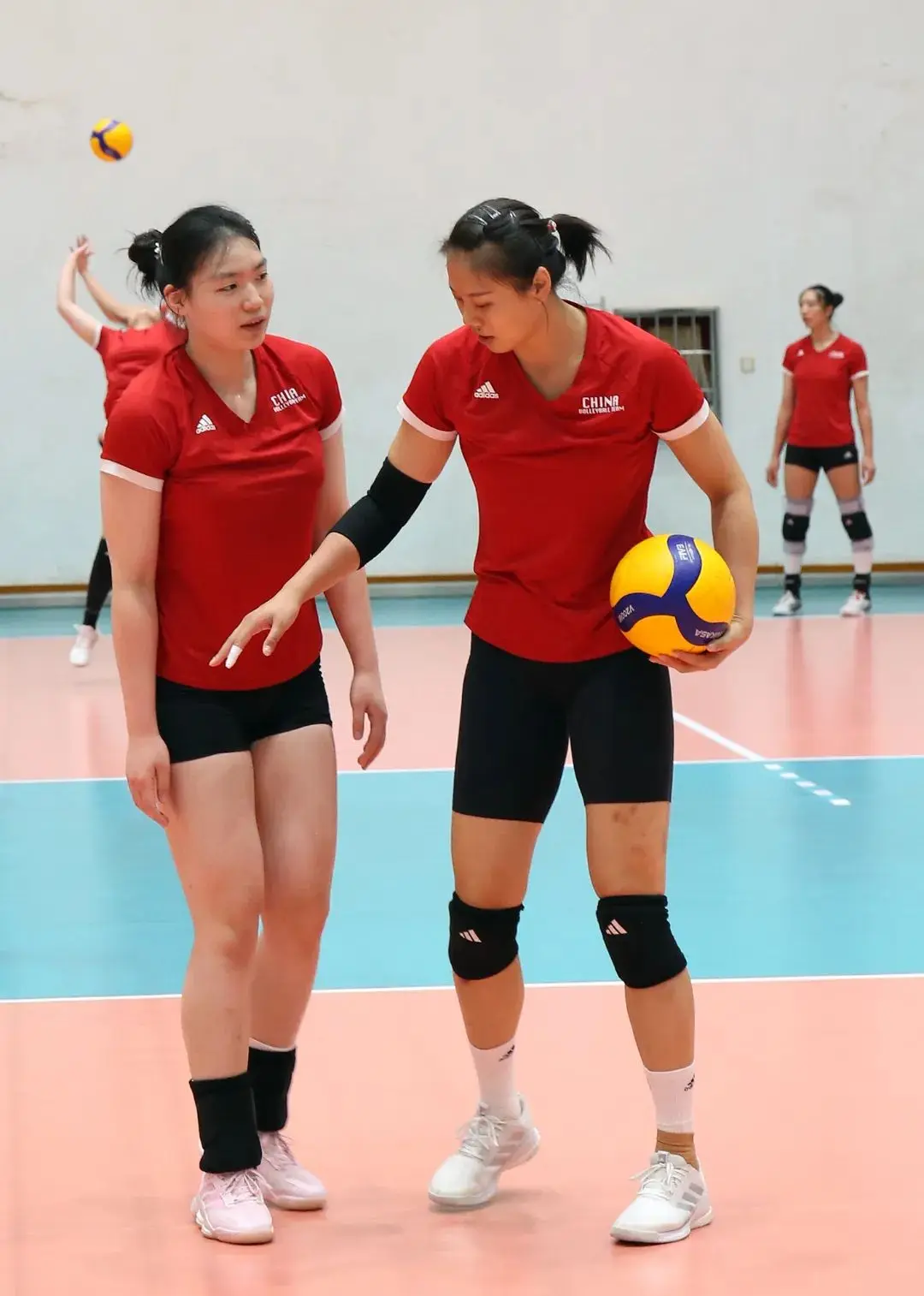 李盈莹参加集训，中国女排漳州备战世锦赛，郎平时代一副攻回归了