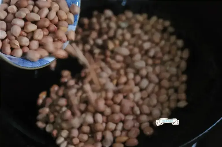 炒花生米的好方法，只需半勺油，粒粒酥脆，放7天都不返潮！