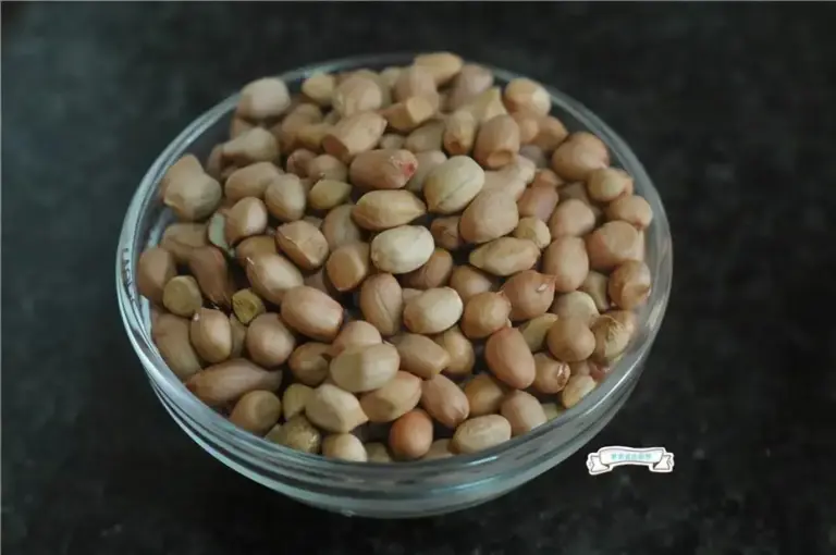 炒花生米的好方法，只需半勺油，粒粒酥脆，放7天都不返潮！