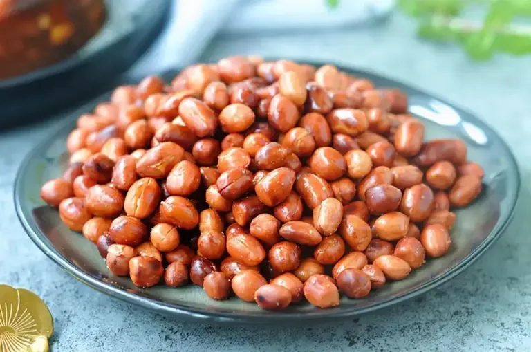 炒花生米的好方法，只需半勺油，粒粒酥脆，放7天都不返潮！