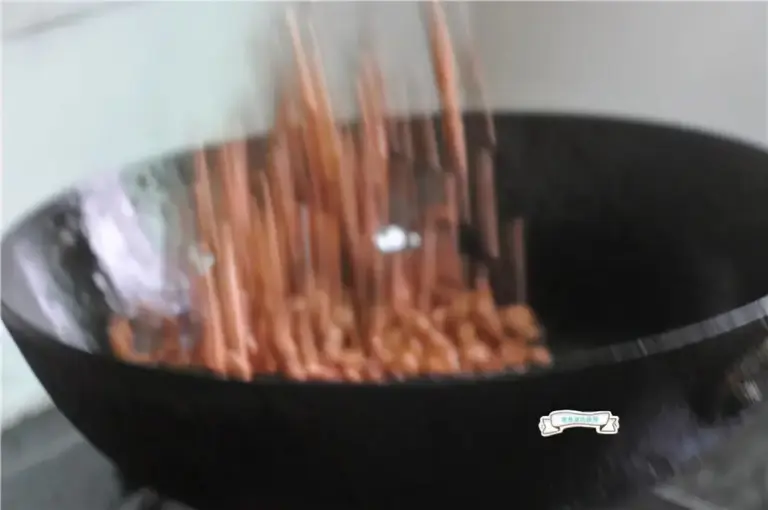 炒花生米的好方法，只需半勺油，粒粒酥脆，放7天都不返潮！