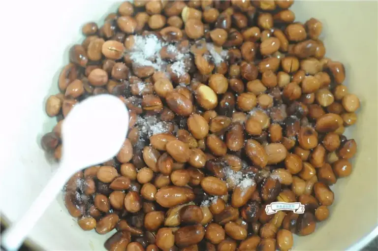 炒花生米的好方法，只需半勺油，粒粒酥脆，放7天都不返潮！