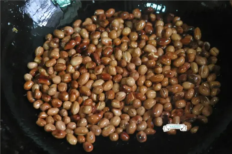 炒花生米的好方法，只需半勺油，粒粒酥脆，放7天都不返潮！