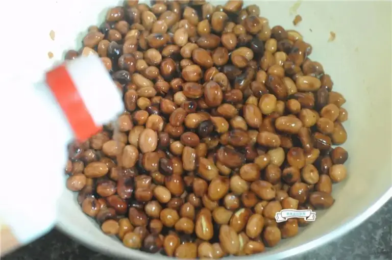 炒花生米的好方法，只需半勺油，粒粒酥脆，放7天都不返潮！