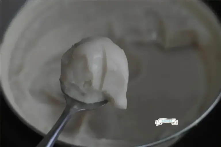 炒花生米的好方法，只需半勺油，粒粒酥脆，放7天都不返潮！