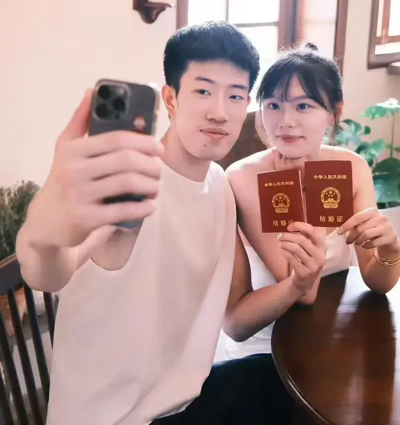 官宣！中国排球迎喜讯，又一接应领证，首发阵容一半已结婚