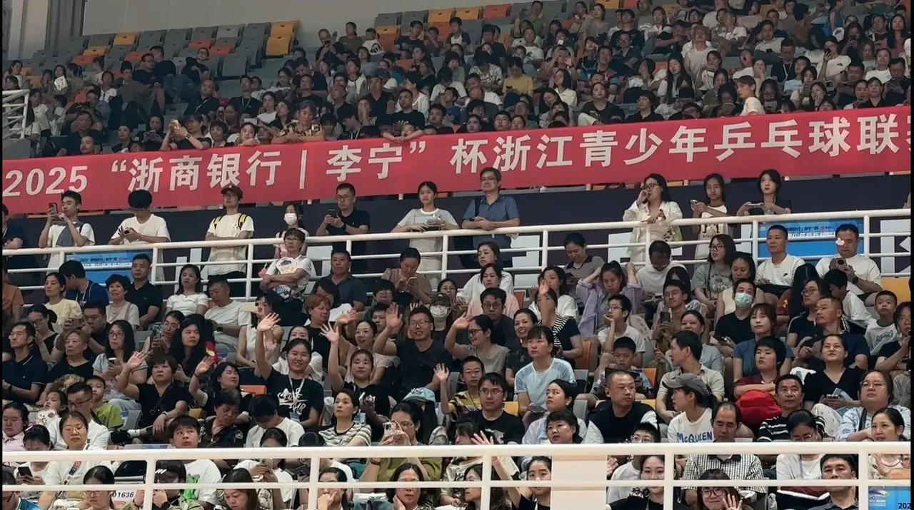校园新探 | 马龙现身浙江青少年乒赛 与小将共开“第一球”传承冠军精神