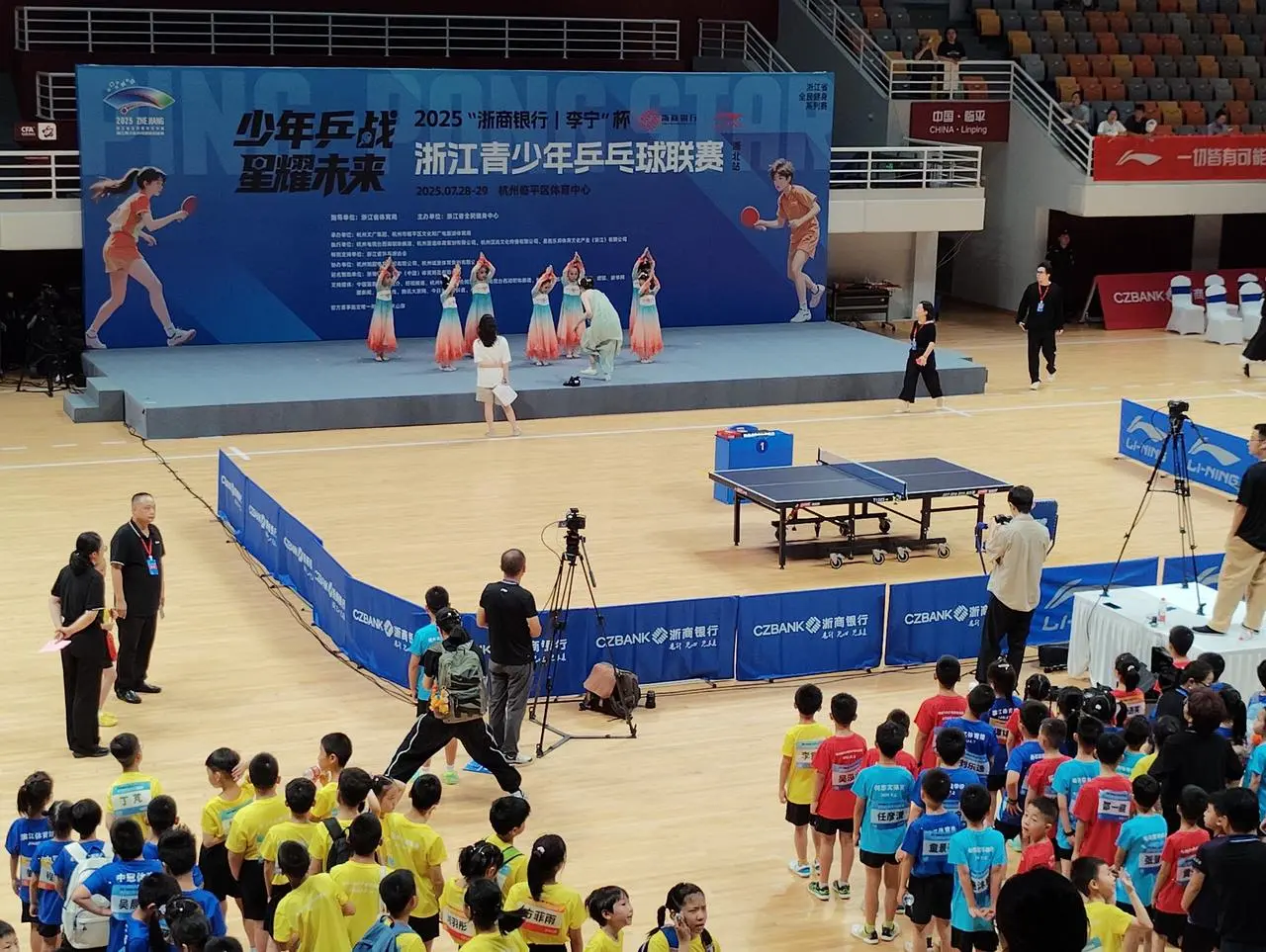 校园新探 | 马龙现身浙江青少年乒赛 与小将共开“第一球”传承冠军精神