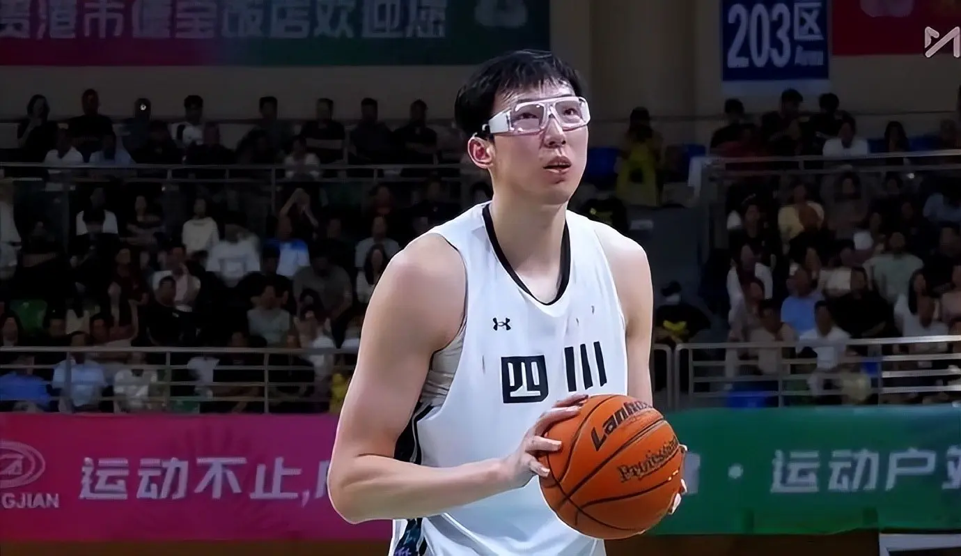 四川全运女篮出征 李梦一脸娇羞 16人阵容堪比全明星 宫鲁鸣有望观赛