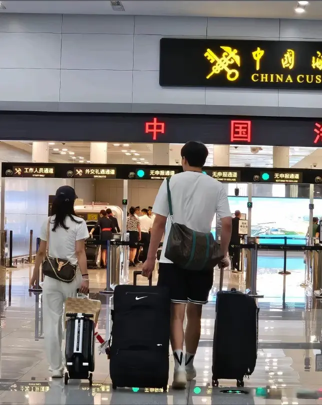 大方认爱！杨瀚森带女友新疆旅游，女友晒照评论区秒现身撒狗粮