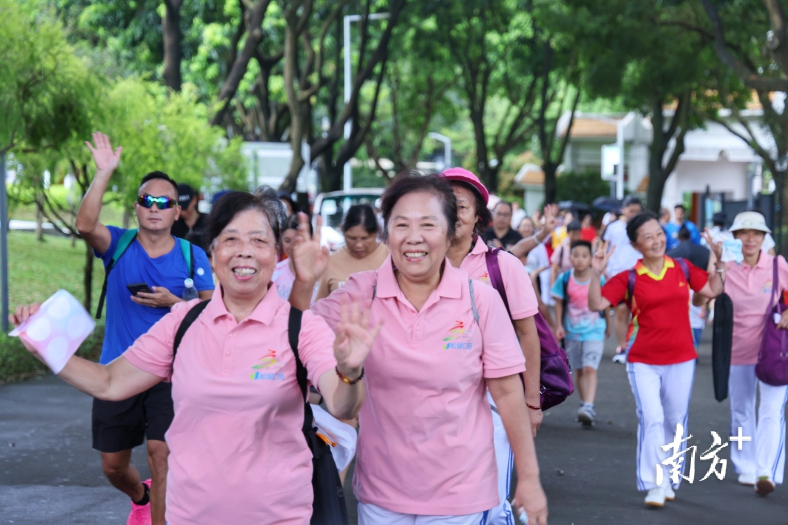 不少市民参与健步活动。 南方+ 叶志文 拍摄