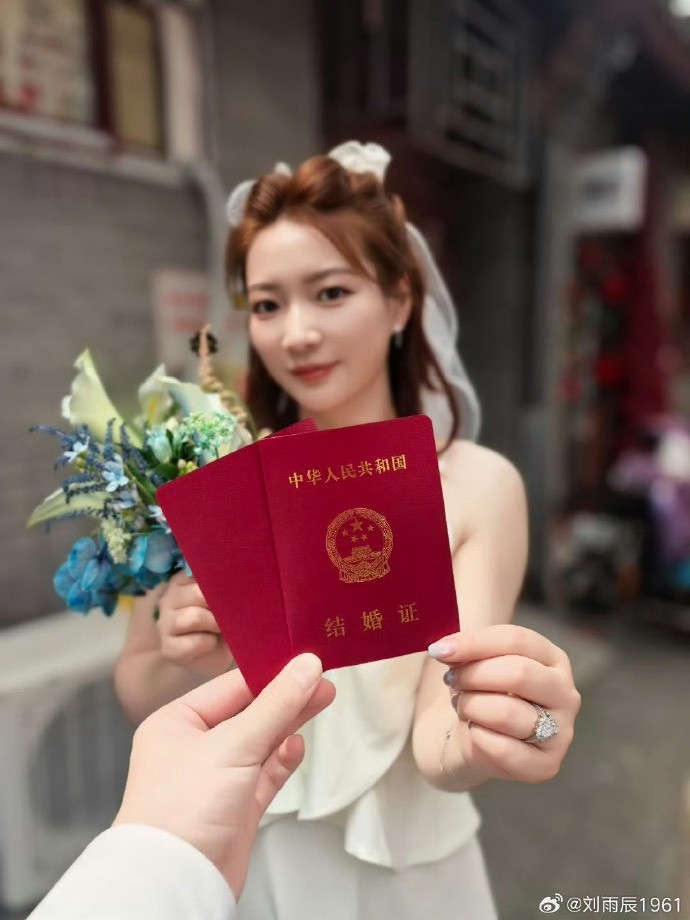 祝福，羽毛球奥运冠军黄雅琼与队友刘雨辰官宣结婚