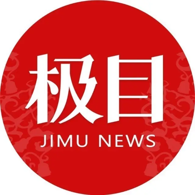 哈登中国行穿蓝色拖鞋挂拉布布，松弛感拉满，球迷热情高呼“MVP”