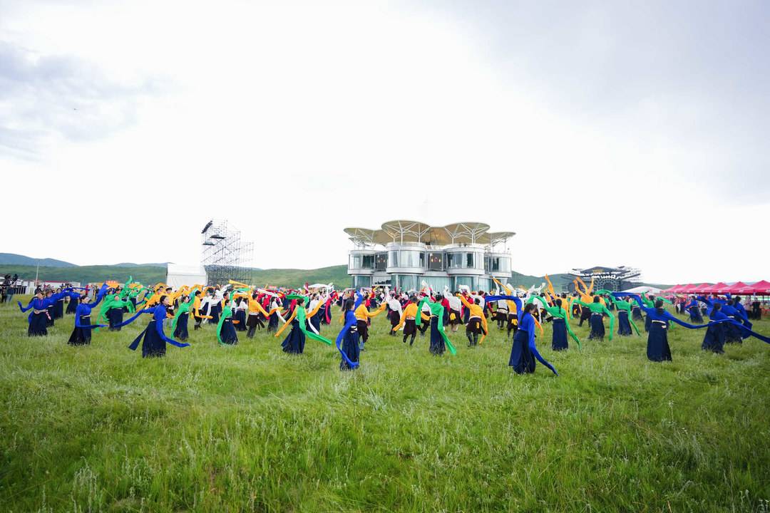 赛马、骑射、音乐燃动草原 第八届红原大草原雅克音乐季启幕