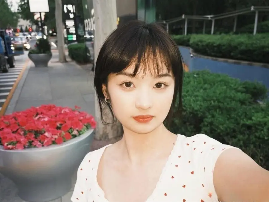 大方认爱！杨瀚森带女友新疆旅游，女友晒照评论区秒现身撒狗粮