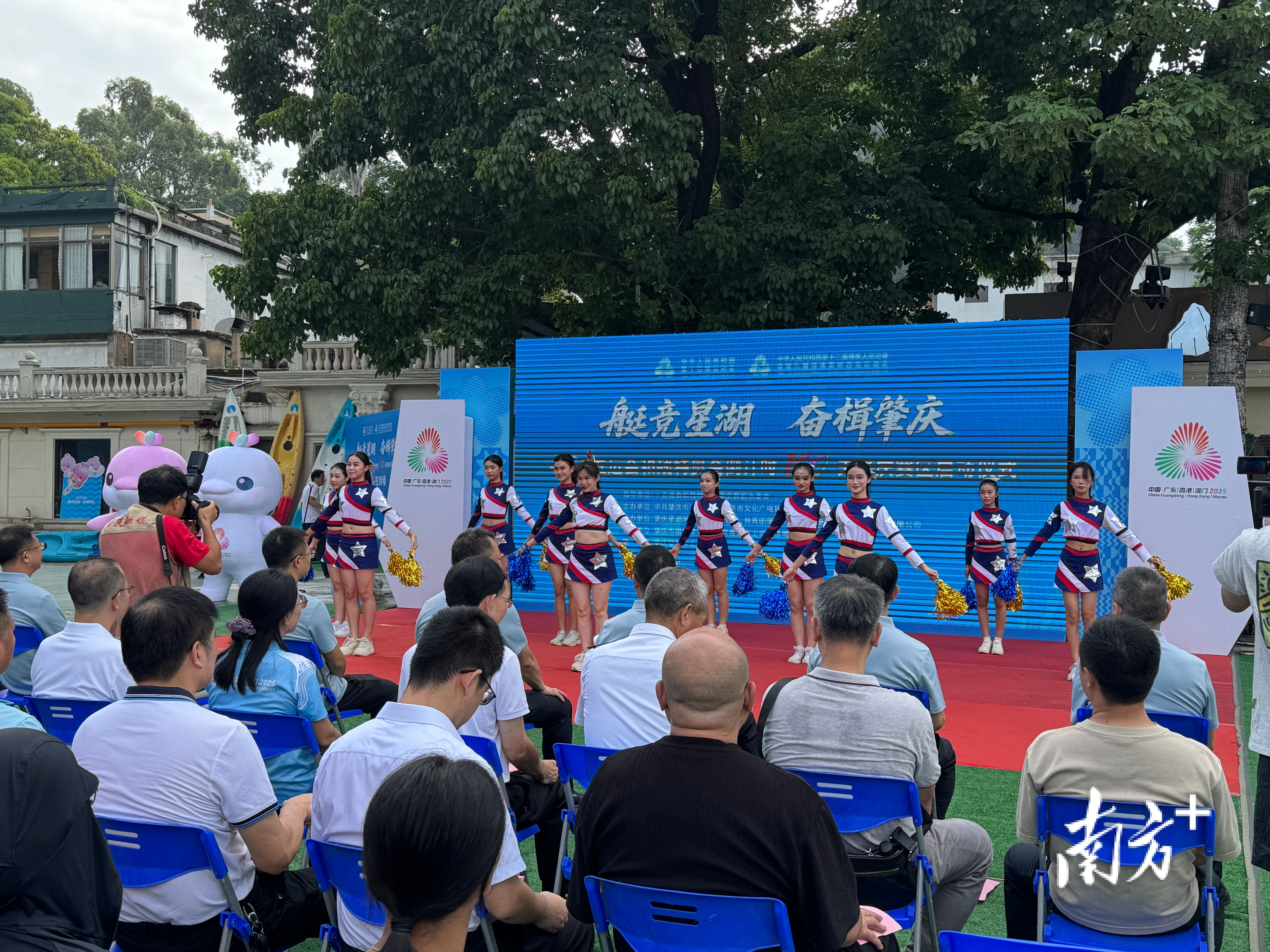 健美操表演。 南方+ 卢舒曼 拍摄