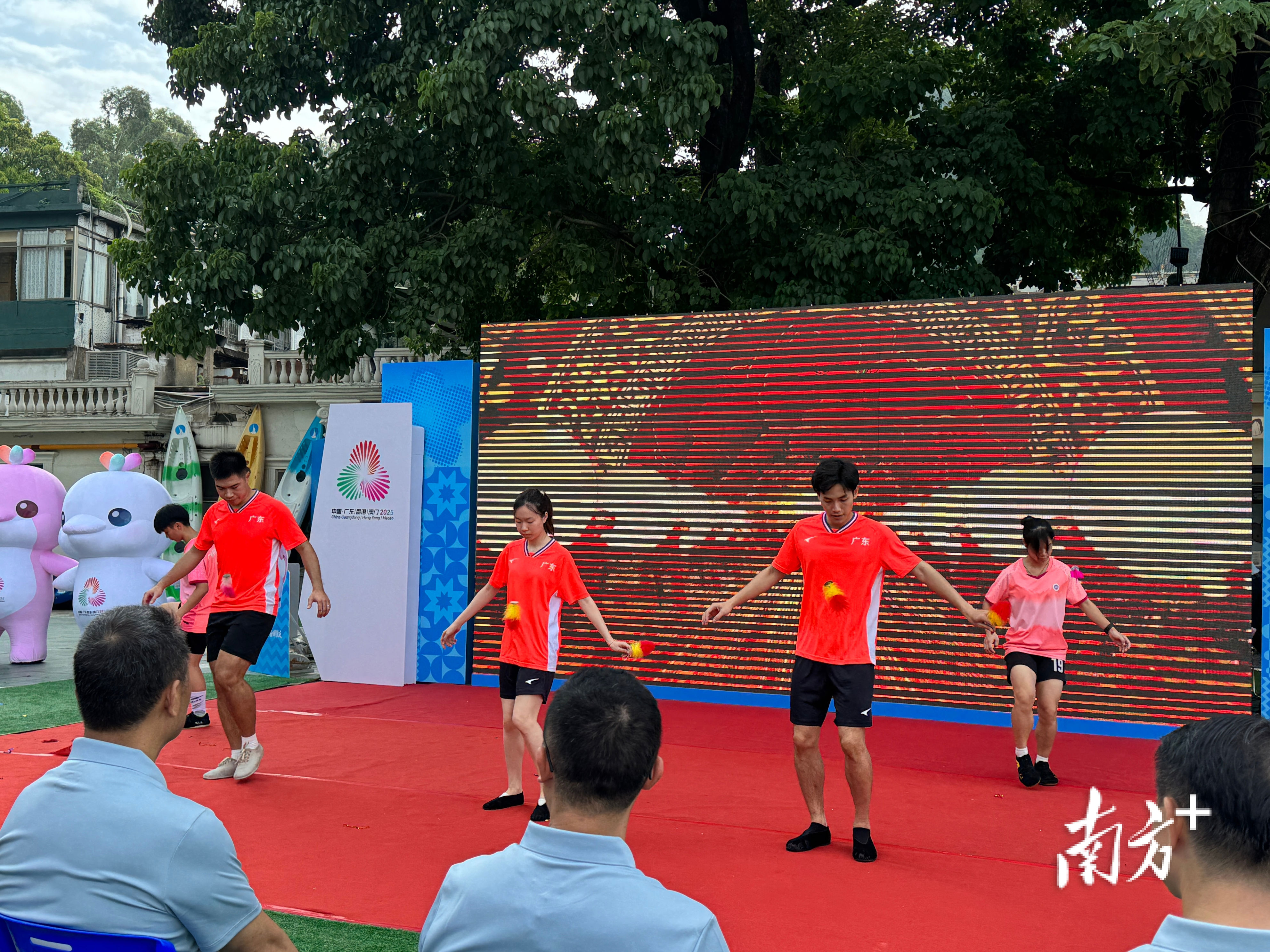 花式毽球表演。 南方+ 卢舒曼 拍摄