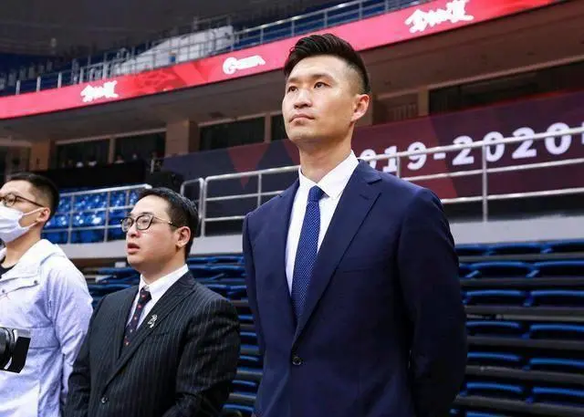 深圳队长续约两年，四川送CBA榜眼3年合同，北控找到替补后卫