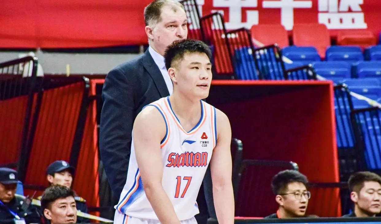 深圳队长续约两年，四川送CBA榜眼3年合同，北控找到替补后卫