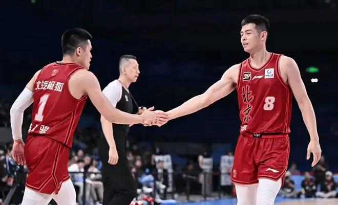 季后赛场均1.4分！北京3冠元老仍不退役，球迷：油箱没油就让位吧