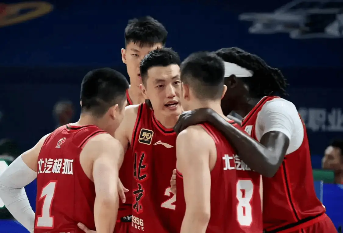 季后赛场均1.4分！北京3冠元老仍不退役，球迷：油箱没油就让位吧
