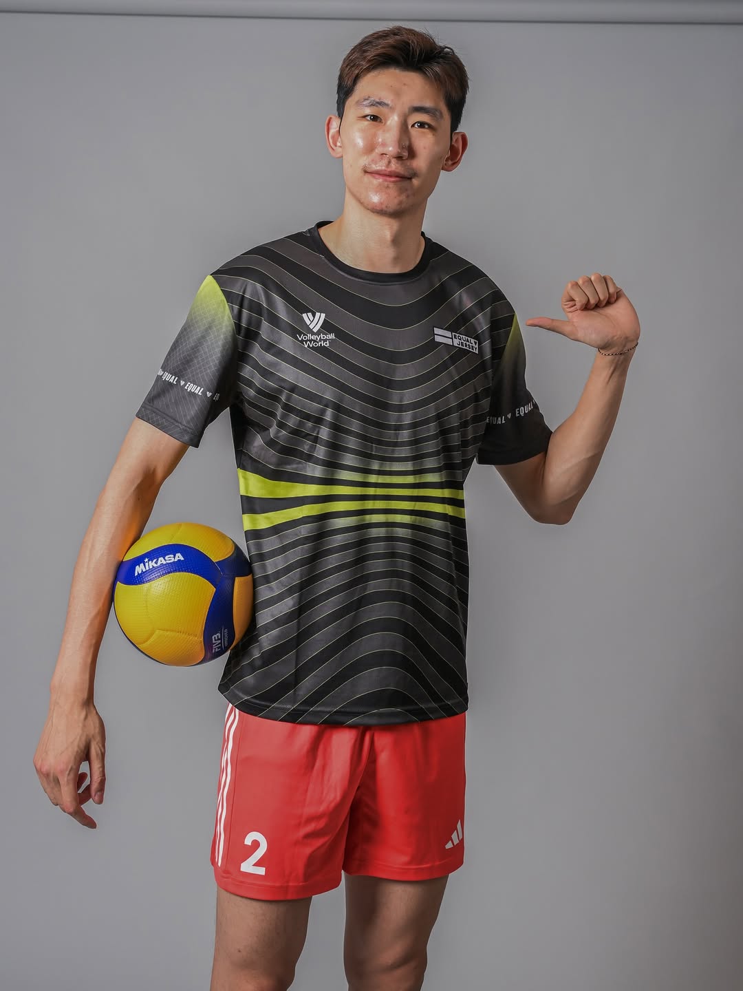 中国男排李咏臻 于垚辰 江川 彭世坤 登陆国际排联版面 为男女平权发声