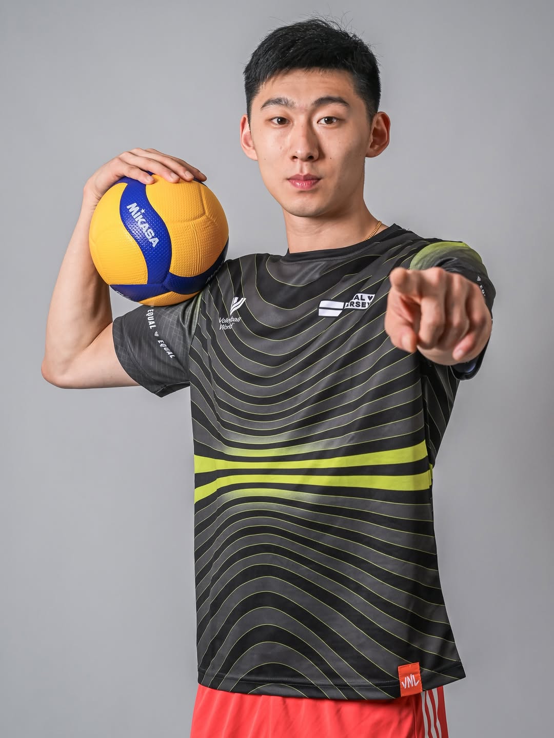 中国男排李咏臻 于垚辰 江川 彭世坤 登陆国际排联版面 为男女平权发声